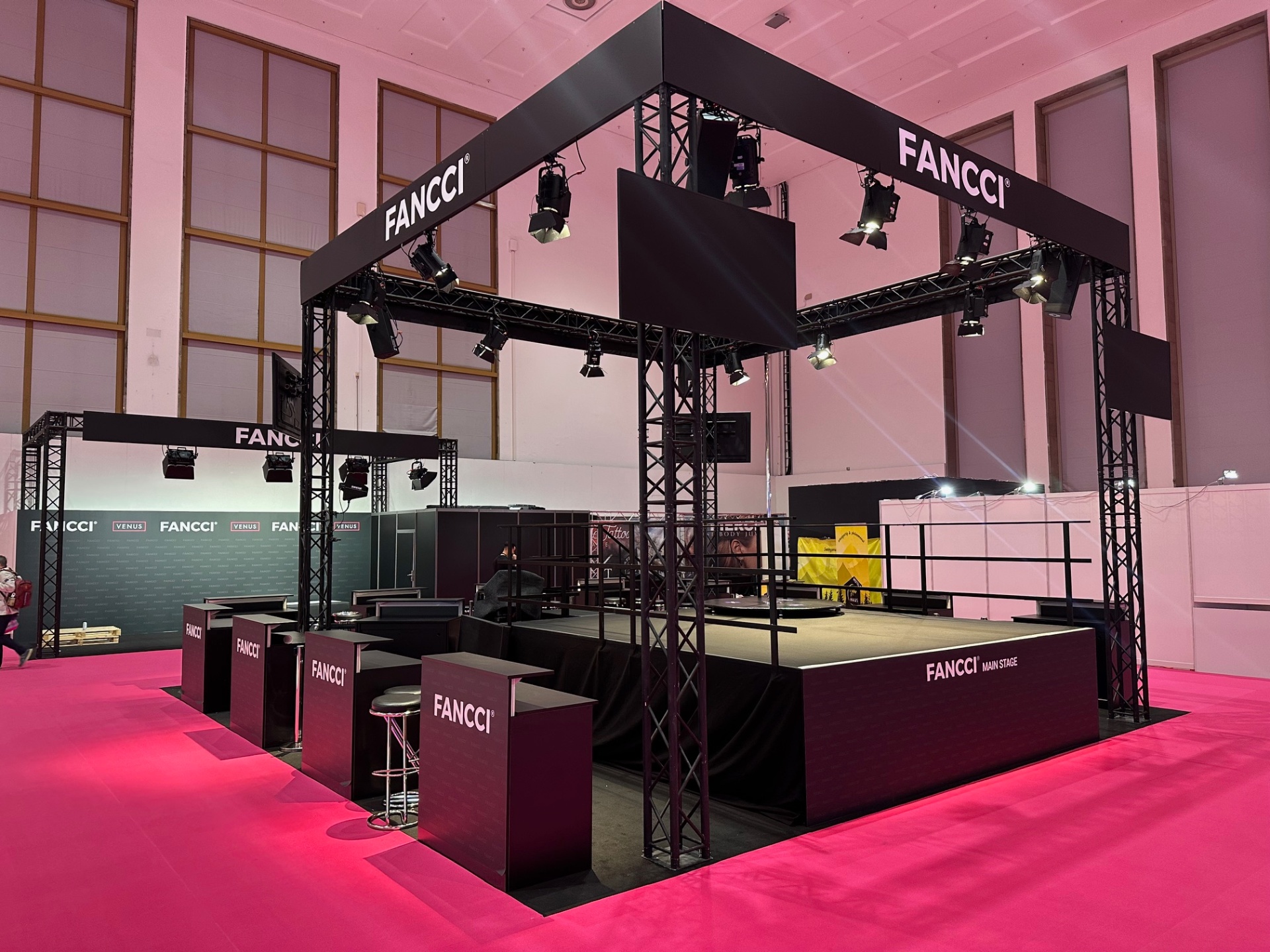 FANCCI Main Stage mit Bühnen- und Lichtdesign