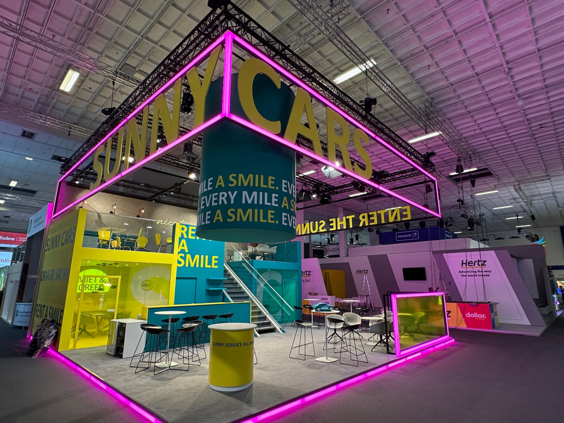 Sunny Cars Neon-Messestand auf der ITB